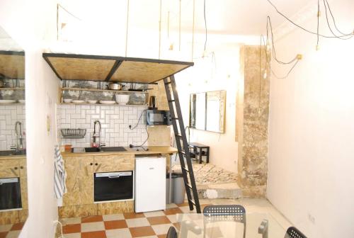 Trendy 30m² PIGALLE / MOULIN ROUGEにあるキッチンまたは簡易キッチン
