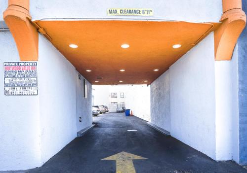 an empty hallway of a parking lot with an orange ceiling at Value Inn Hollywood in Los Angeles