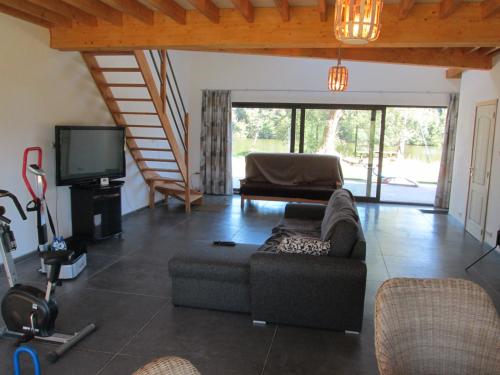 Seating area sa Florennes Gîte neuf 150 M2 devant un grand lac privé de 2 hectares poissonneux au milieu des bois