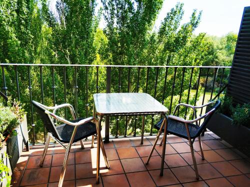 a table and two chairs sitting on a patio at Hotel Puerta del Arco in Tudela de Duero