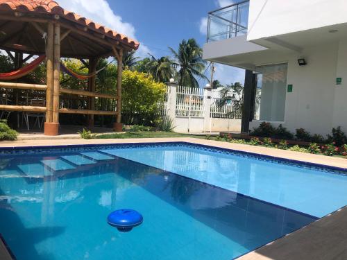 uma piscina azul com um gazebo em Apartamentos Martinez em San Andrés