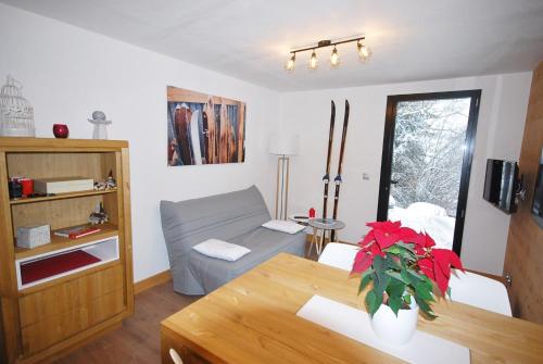sala de estar con sofá y mesa en Appartement 25m2 à Saint-Gervais les bains, en Saint-Gervais-les-Bains