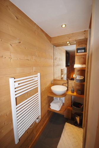 une salle de bain avec un lavabo et des toilettes dans l'établissement Appartement 25m2 à Saint-Gervais les bains, à Saint-Gervais-les-Bains