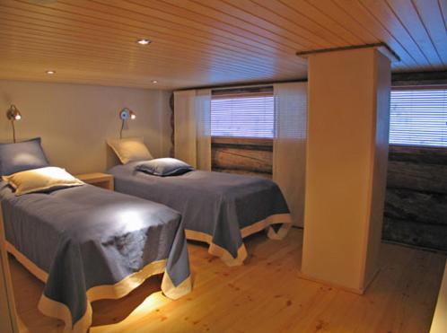 1 Schlafzimmer mit 2 Betten und einem Fenster in der Unterkunft Kelokoto Chalets in Ruka