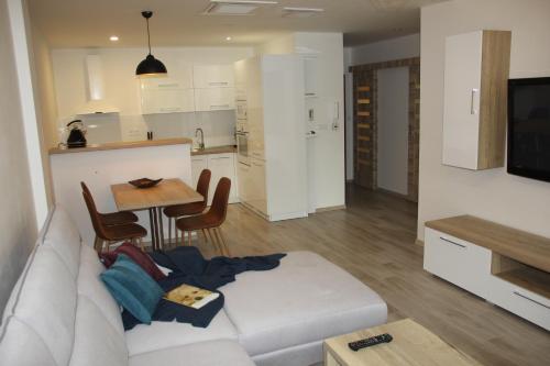 Kuchyňa alebo kuchynka v ubytovaní Rezidencia AMÉLIA - Apartmán SOFIA