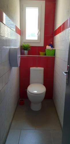 マトマールにあるCal tistuのバスルーム(赤い壁のトイレ、窓付)