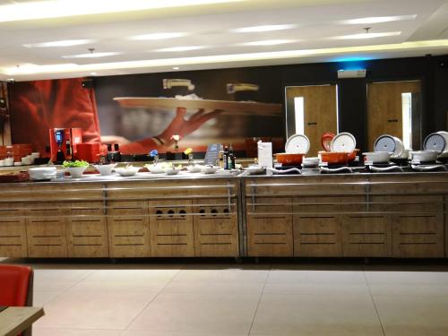 a restaurant kitchen with dishes on the counter at ibis Santos Valongo in Santos