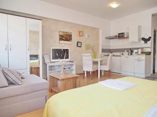 sala de estar con cama y cocina en Apartments Xandy, en Dubrovnik