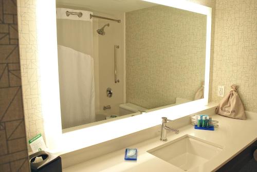 bagno con lavandino e grande specchio di Holiday Inn Express Vancouver Airport-Richmond, an IHG Hotel a Richmond
