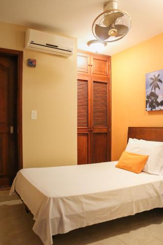 Un dormitorio con una cama y un ventilador de techo. en Hotel Solaris, en Turbo