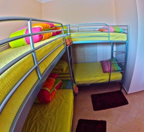 Backpackers Fairytale Hostel tesisinde bir ranza yatağı veya ranza yatakları