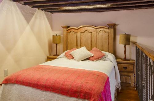 1 dormitorio con 1 cama con 2 almohadas en AC Loft studio gran ubicación en el centro en Querétaro