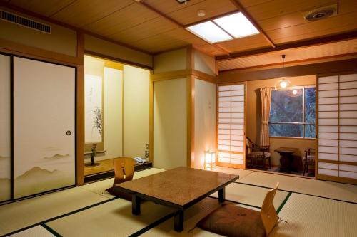 Gallery image of Hananosato Onsen Sansuikan in Takatuki