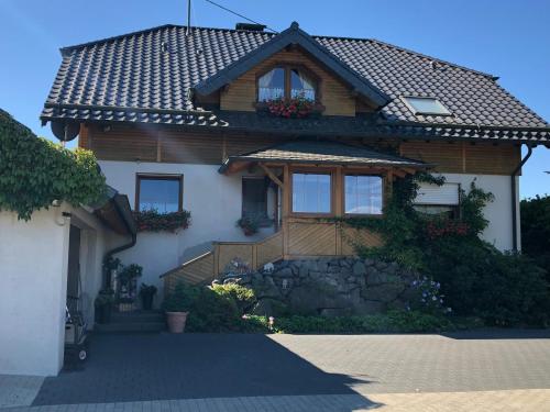 ein Haus mit einem Dach und einem Fenster in der Unterkunft Pension Pung in Herresbach