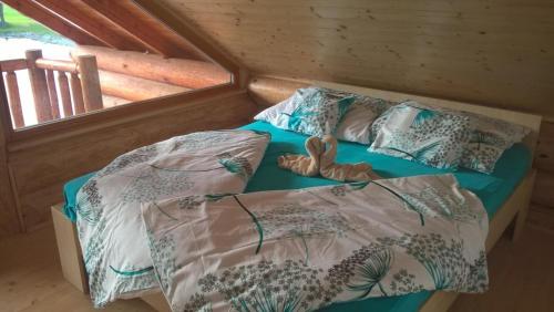 Una cama o camas en una habitación de Rybnik Bitovanky