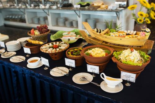 Nghi Son Hotel في Thanh Hóa: بوفيه مع أطباق الطعام على الطاولة