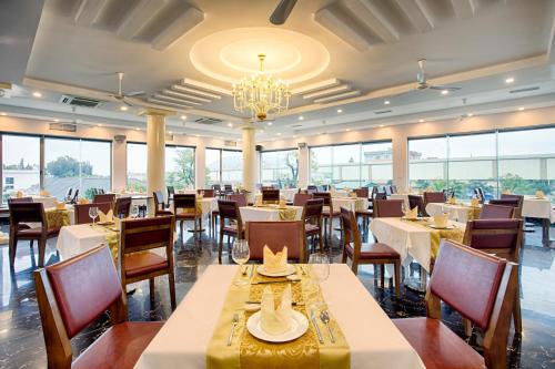A restaurant or other place to eat at Nghi Son Hotel