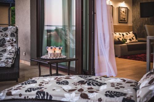 ein Wohnzimmer mit einem Tisch und einem Sofa in der Unterkunft Apartamenty Aparton in Ustka