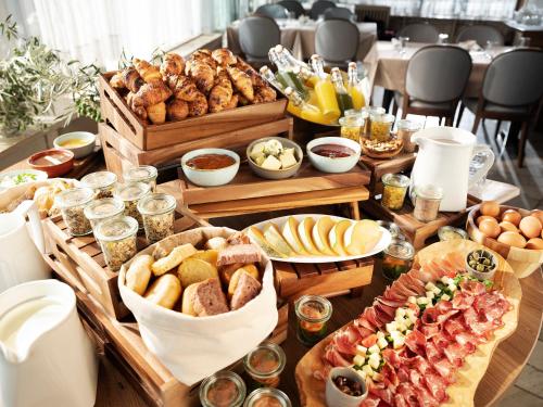una mesa llena de muchos tipos de alimentos diferentes en Hotel Cliff Belvedere, en Izola