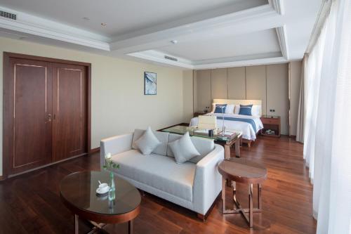 Postel nebo postele na pokoji v ubytování Yushan Town Tianji Cloud Business Hotel