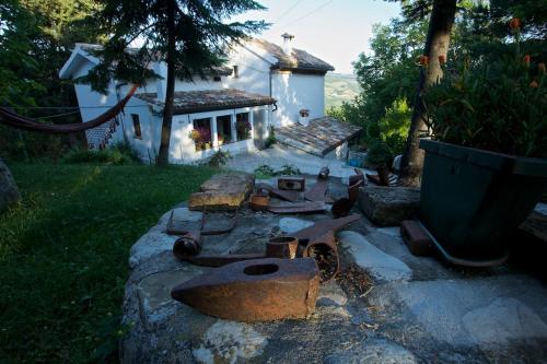 a yard with an old stove in front of a house at B&B Molino Del Gobbo in SantʼAgata Feltria