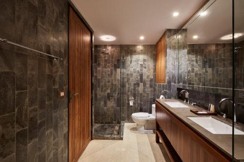 Bilik mandi di LUXX Langsuan Hotel - SHA Plus