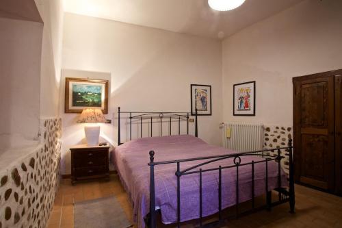 サンターガタ・フェルトリアにあるB&B Molino Del Gobboのベッドルーム1室(ベッド1台、テーブルの上にランプ付)