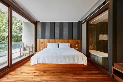 Katil atau katil-katil dalam bilik di LUXX Langsuan Hotel - SHA Plus