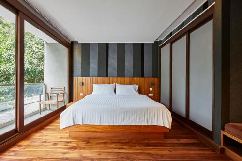Katil atau katil-katil dalam bilik di LUXX Langsuan Hotel - SHA Plus