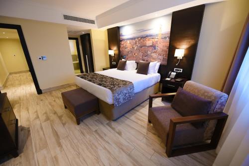 Postel nebo postele na pokoji v ubytování Mestil Hotel & Residences