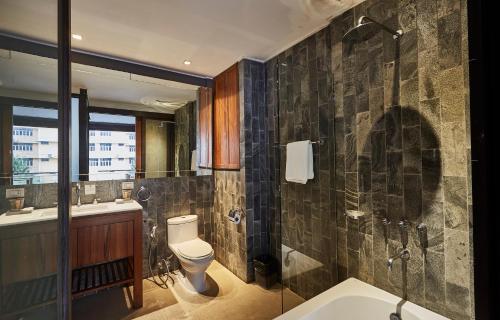 Bilik mandi di LUXX Langsuan Hotel - SHA Plus