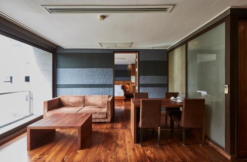 Ruang duduk di LUXX Langsuan Hotel - SHA Plus