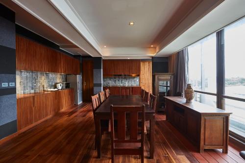 Dapur atau dapur kecil di LUXX Langsuan Hotel - SHA Plus