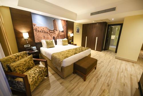 Postel nebo postele na pokoji v ubytování Mestil Hotel & Residences