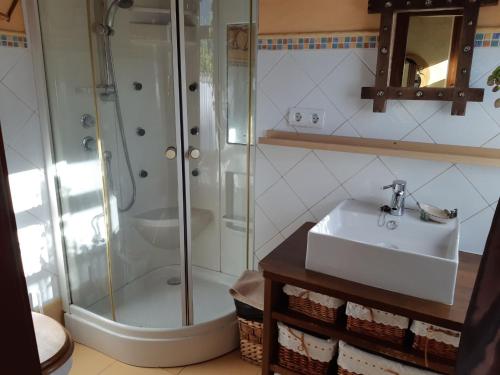 カンガス・デ・オニスにあるLa Casina de la Morraのバスルーム(シャワー、シンク付)