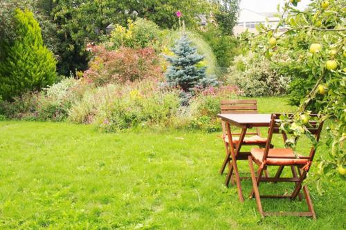 サン・マルセルにあるLa Maison d'Alexiaの庭園に座るテーブルと椅子2脚