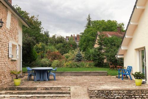 サン・マルセルにあるLa Maison d'Alexiaの庭園(テーブル、椅子付)