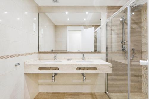 a bathroom with a sink and a shower at Victory Village 2A in Quinta do Lago