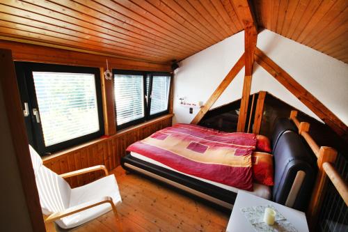 パッサウにあるFerienwohnung Passauのベッドルーム1室(ベッド1台、椅子1脚付)