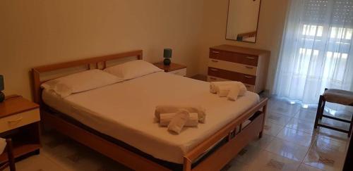 マルツァメミにあるCasa Viale Lidoのベッドルーム1室(ベッド1台、タオル2枚付)