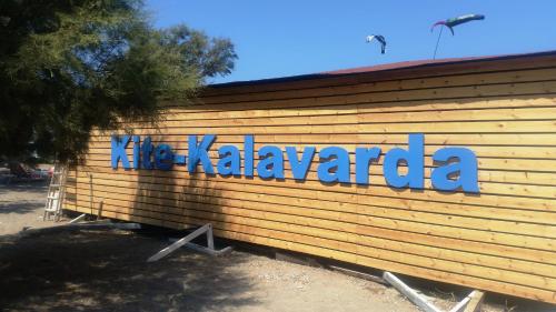 a sign on the side of a wooden wall with the wordnatural at Alexandra Homestay in Kalavárda