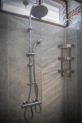 a shower with a shower head in a bathroom at Finca Pozo Taburiente in El Paso