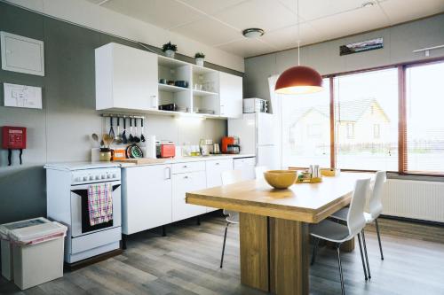 Kitchen o kitchenette sa Kleifar: Ocean View Apartment