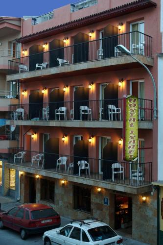 Edificio en el que se encuentra el hostal o pensión