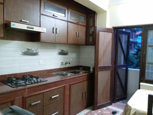 Kuchyň nebo kuchyňský kout v ubytování Nagarjun Apartment