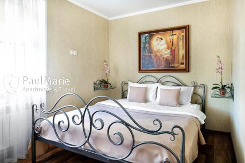 Кровать или кровати в номере PaulMarie Apartments on Lenina Street