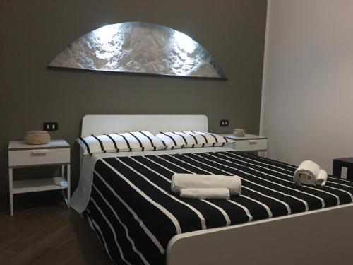 - une chambre avec un lit et 2 serviettes dans l'établissement La Casa Nel barocco, à Naro