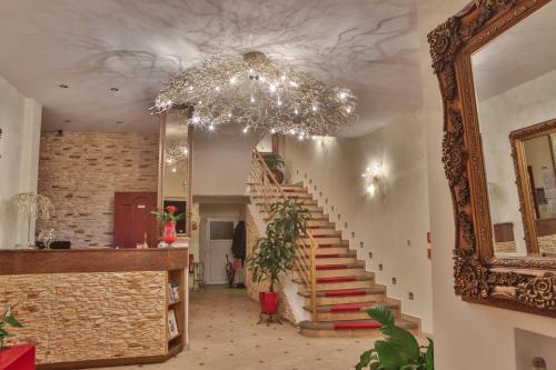 una escalera en una casa con una lámpara de araña en Hotel Krone, en Alsfeld