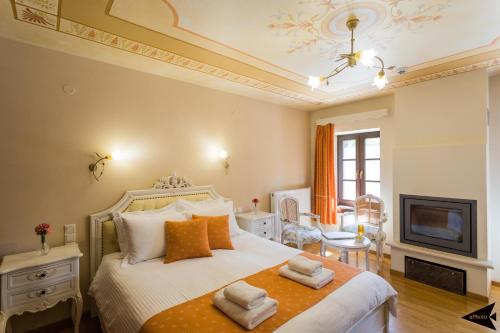 1 dormitorio con 1 cama grande y toallas. en Villa Paroraia en Tsepelovo