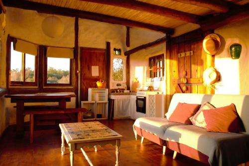 Aiguá的住宿－Tao Sierras De Aigua，客厅配有沙发和桌子